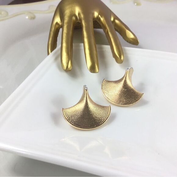 New! Zara Fan Earrings - Picture 5 of 10